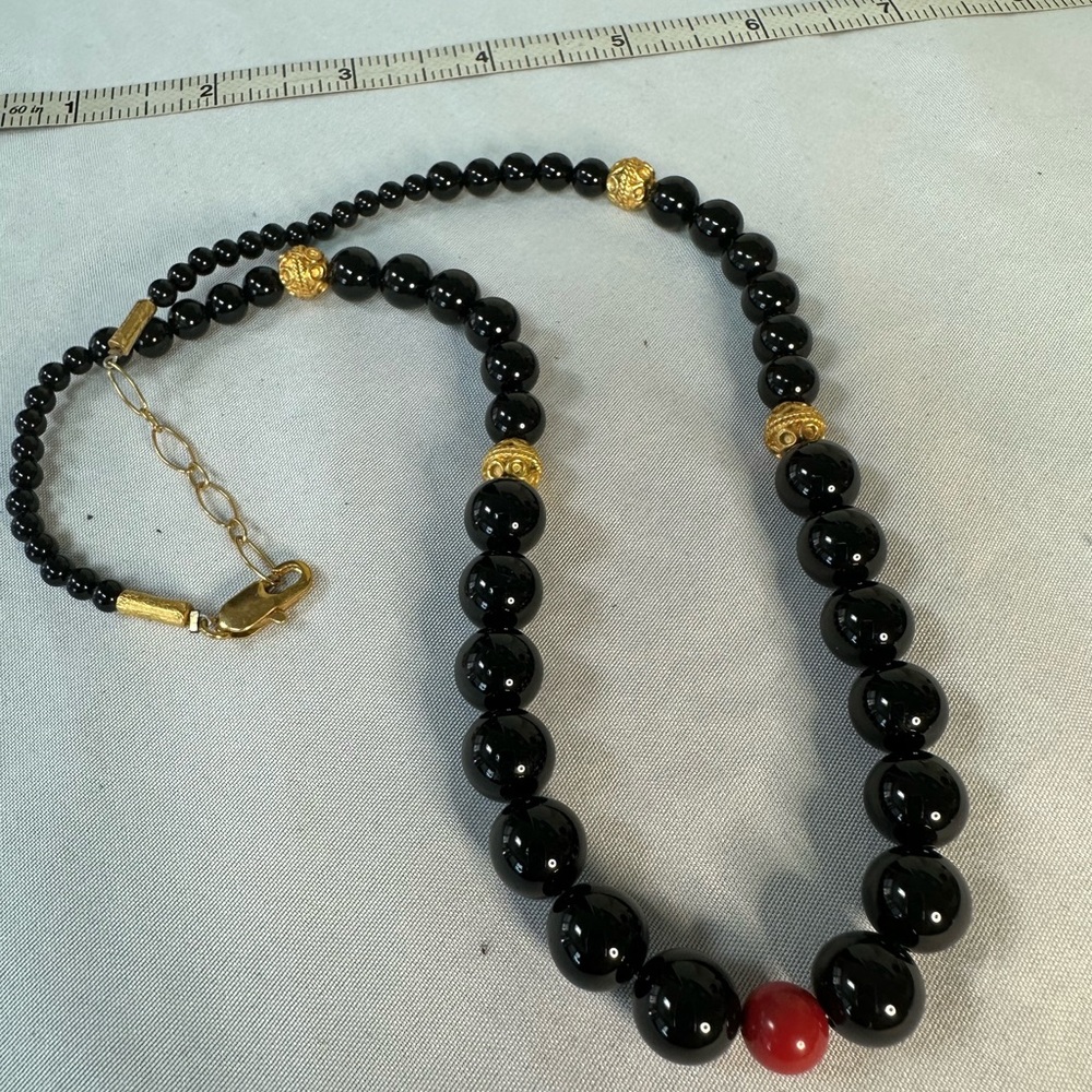 Black onyx and gold bead necklace - Picture 2 of 7